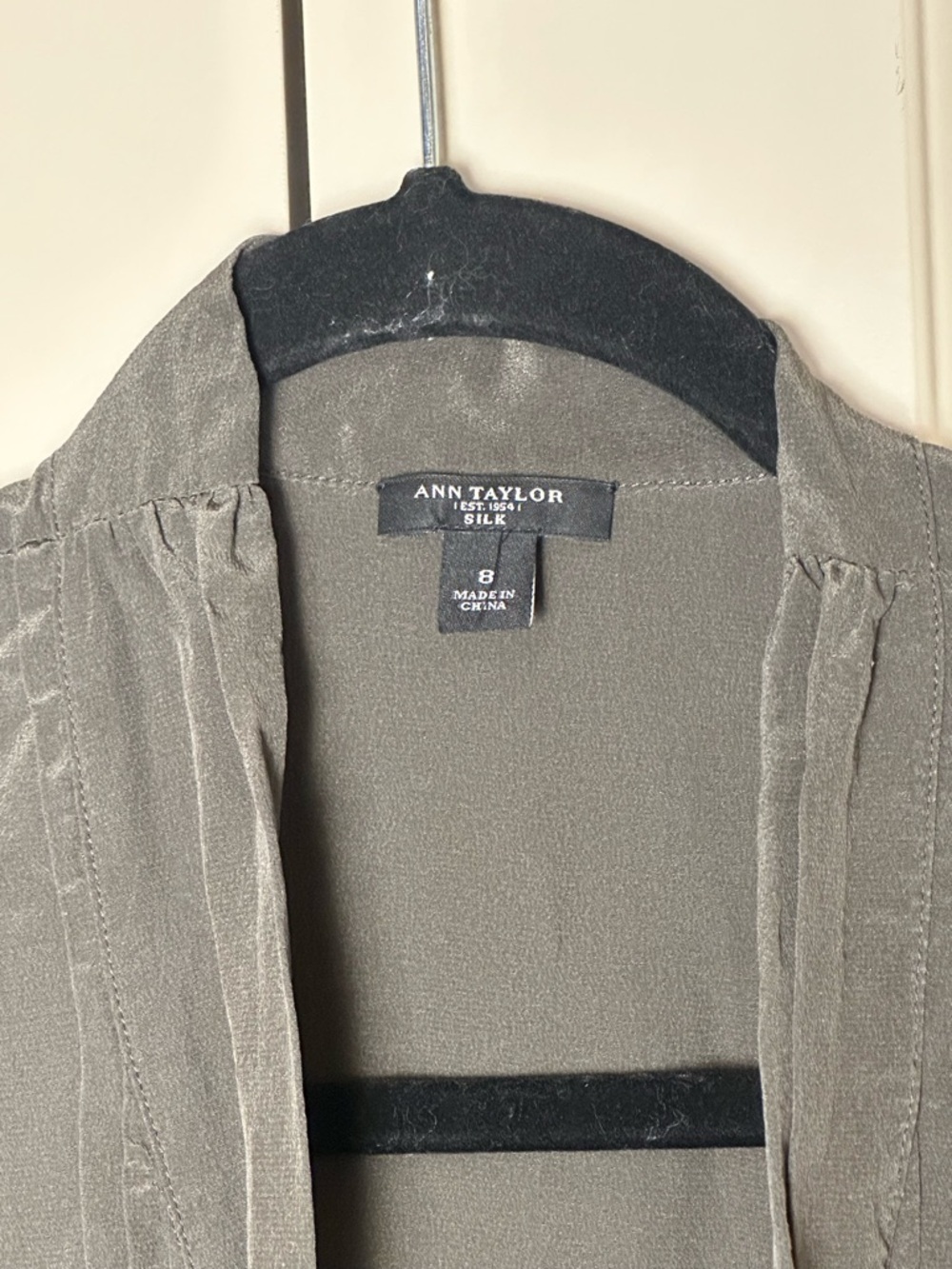 Ann Taylor Black Label Olive Green 100% Silk Sleeveless Blouse Top Tie Neck 8 - Picture 6 of 9
